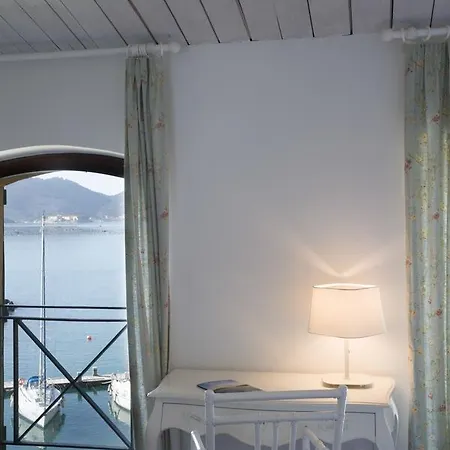 Scuola Di Mare Santa Teresa ゲストハウス
